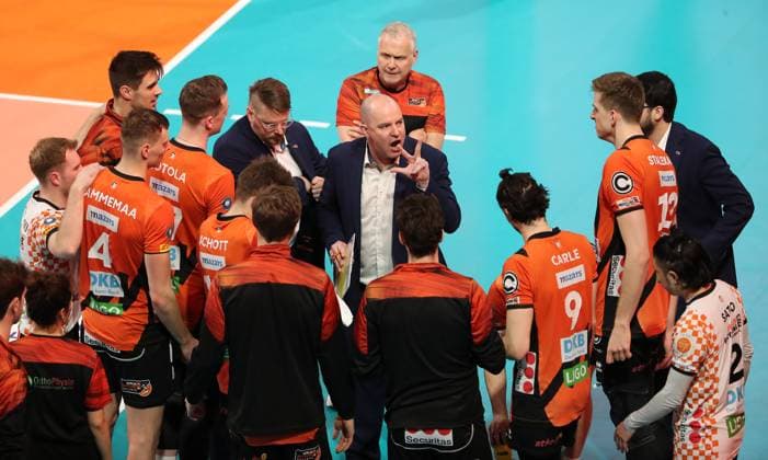 Coach Joel Banks talks to the team Time-out Sport Volleyball Playoff Final 1 Match Bundesliga Men Season 2023 2024 15 04 2024 BR Volleys Berlin BRV vs VfB Friedrichshafen