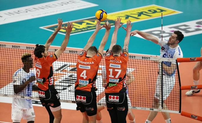 Jose Israel Masso Alvarez, Timothee Carle, Timo Tammemaa, Marek Sotola, Michal Superlak in attack duel Game scene Action Sport Volleyball Playoff Final 1 Match Bundesliga Men Season 2023 2024 15 04 2024 BR Volleys Berlin BRV vs VfB Friedrichshafen