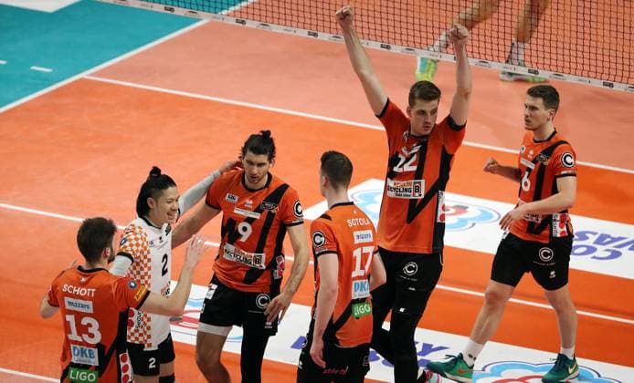 Ruben Schott, Satoshi Tsuiki, Timothee Carle, Marek Sotola, Saso Stalekar, Johannes Tille cheers joy emotion jubilation Sport Volleyball Playoff Final 1 Match Bundesliga Men Season 2023 2024 15 04 2024 BR Volleys Berlin BRV vs VfB Friedrichshafen