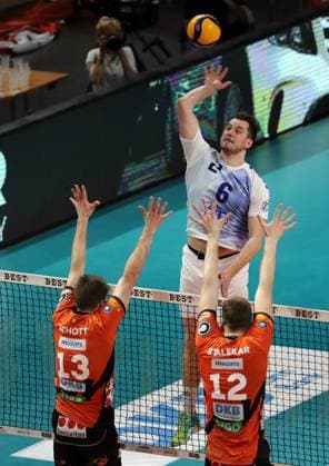 Michal Superlak in attack, Ruben Schott, Saso Stalekar duel Match scene Action Sport Volleyball Playoff Final 1 Match Bundesliga Men Season 2023 2024 15 04 2024 BR Volleys Berlin BRV vs VfB Friedrichshafen