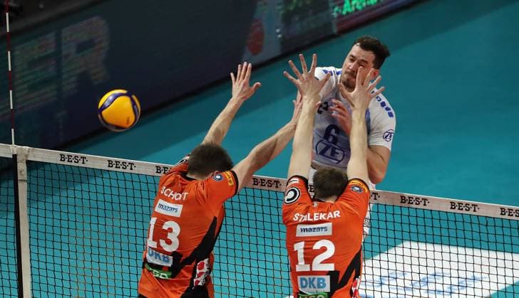 Michal Superlak in attack, Ruben Schott, Saso Stalekar duel Match scene Action Sport Volleyball Playoff Final 1 Match Bundesliga Men Season 2023 2024 15 04 2024 BR Volleys Berlin BRV vs VfB Friedrichshafen