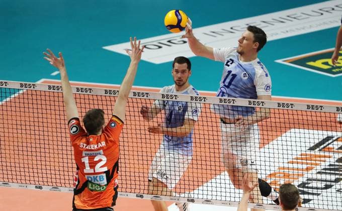 Saso Stalekar, Timo Tammemaa, Marcus Böhme in attack, duel Game scene Action Sport Volleyball Playoff Final 1 Match Bundesliga Men Season 2023 2024 15 04 2024 BR Volleys Berlin BRV vs VfB Friedrichshafen