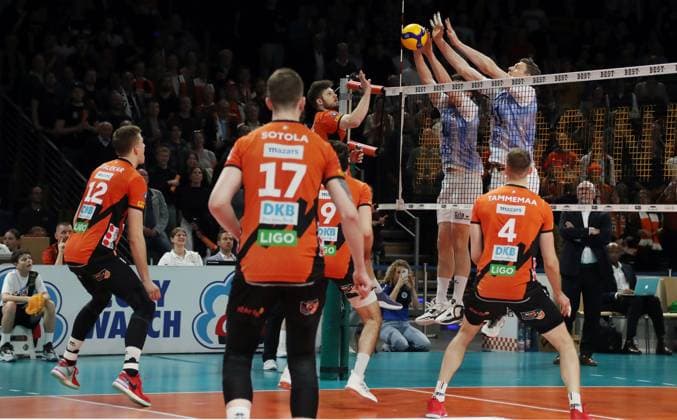 Saso Stalekar, Marek Sotola, Timothee Carle, at the net Ruben Schott, Aleksa Batak, Marcus Böhme, Tim Peter duel Match Scene Action Sport Volleyball Playoff Final 1 Match Bundesliga Men Season 2023 2024 15 04 2024 BR Volleys Berlin BRV vs VfB Friedrichshafen