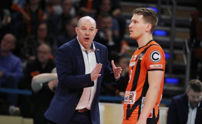 Coach Joel Banks talks to Johannes Tille Action Upper Body Sport Volleyball Playoff Final 1 Match Bundesliga Men Season 2023 2024 15 04 2024 BR Volleys Berlin BRV vs VfB Friedrichshafen