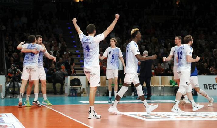 Aleksa Batak, Michal Superlak, Tim Peter, Severi Savonsalmi, Jose Israel Masso Alvarez, Marcus Böhme, Jan Fornal, Friedrichshafeners cheer after 2 3 victory Joy Emotion Cheers after the end of the match Sport Volleyball Playoff Final 1 Match Bundesliga Men Season 2023 2024 15 04 2024 BR Volleys Berlin BRV vs VfB Friedrichshafen