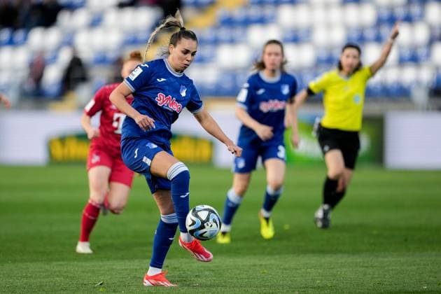 Julia Hickelsberger Hickelsberger Füller, TSG, 18 , on the ball, cropped, full body, single image, single photo, action, action, 15 04 2024, Sinsheim Hoffenheim Germany , Football, Google Pixel Women Bundesliga, TSG 1899 Hoffenheim 1 FC Köln, DFB DFL REGULATIONS PROHIBIT ANY USE OF PHOTOGRAPHS AS IMAGE SEQUENCES AND OR QUASI VIDEO xozx