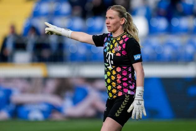 Jasmin Pal Goalkeeper, Goalkeeper, Cologne, 1 , gives instructions, gestures, gesticulates with arms, single image, single photo, action, action, 15 04 2024, Sinsheim Hoffenheim Germany , Football, Google Pixel Women Bundesliga, TSG 1899 Hoffenheim 1 FC Köln, DFB DFL REGULATIONS PROHIBIT ANY USE OF PHOTOGRAPHS AS IMAGE SEQUENCES AND OR QUASI VIDEO xozx
