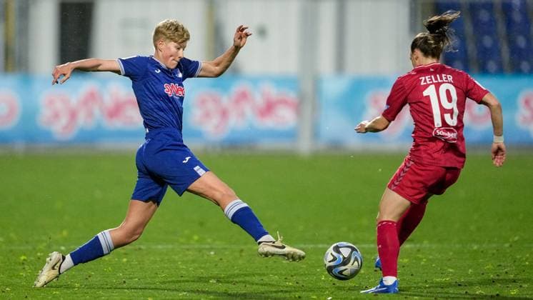 v li Paulina Krumbiegel TSG, 8 , Dora Zeller Köln, 19 , duel, duel, tackle, tackling, dynamics, action, action, 15 04 2024, Sinsheim Hoffenheim Germany , Football, Google Pixel Women Bundesliga, TSG 1899 Hoffenheim 1 FC Köln, DFB DFL REGULATIONS PROHIBIT ANY USE OF PHOTOGRAPHS AS IMAGE SEQUENCES AND OR QUASI VIDEO xozx