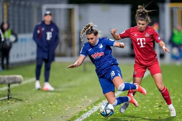 v li Julia Hickelsberger Hickelsberger Füller, TSG, 18 , Martyna Wiankowska Köln, 26 , duel, duel scene, duel, tackle, tackling, dynamics, action, action, 15 04 2024, Sinsheim Hoffenheim Deutschland , Fußball, Google Pixel Frauen Bundesliga, TSG 1899 Hoffenheim 1 FC Köln, DFB DFL REGULATIONS PROHIBIT ANY USE OF PHOTOGRAPHS AS IMAGE SEQUENCES AND OR QUASI VIDEO xozx