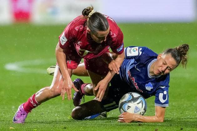 v li Carlotta Wamser Cologne, 30 , Franziska Harsch TSG, 17 , duel, duel, tackle, tackling, dynamics, action, action, 15 04 2024, Sinsheim Hoffenheim Germany , Football, Google Pixel Women Bundesliga, TSG 1899 Hoffenheim 1 FC Köln, DFB DFL REGULATIONS PROHIBIT ANY USE OF PHOTOGRAPHS AS IMAGE SEQUENCES AND OR QUASI VIDEO xozx