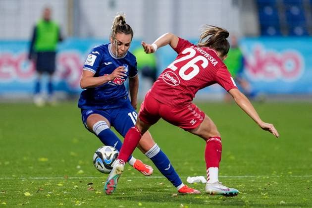 v li Julia Hickelsberger Hickelsberger Füller, TSG, 18 , Martyna Wiankowska Köln, 26 , duel, duel scene, duel, tackle, tackling, dynamics, action, action, 15 04 2024, Sinsheim Hoffenheim Deutschland , Fußball, Google Pixel Frauen Bundesliga, TSG 1899 Hoffenheim 1 FC Köln, DFB DFL REGULATIONS PROHIBIT ANY USE OF PHOTOGRAPHS AS IMAGE SEQUENCES AND OR QUASI VIDEO xozx