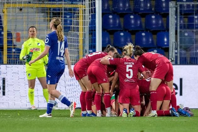 players of 1 FC Köln, celebrate the goal, celebrate the goal, goal, celebration, cheering about the goal, optimistic, game scene, highlight, action, action, 15 04 2024, Sinsheim Hoffenheim Germany , Football, Google Pixel Women Bundesliga, TSG 1899 Hoffenheim 1 FC Köln, DFB DFL REGULATIONS PROHIBIT ANY USE OF PHOTOGRAPHS AS IMAGE SEQUENCES AND OR QUASI VIDEO xozx
