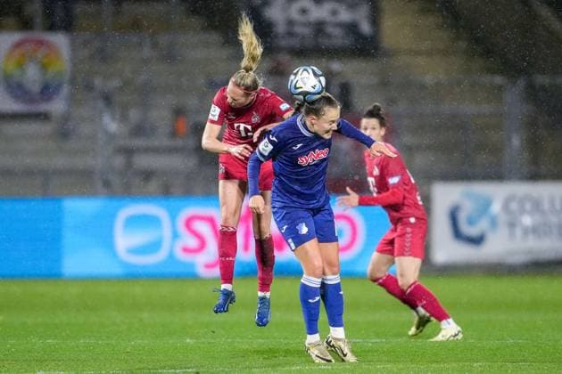 v li Janina Hechler Cologne, 28 , Mara Alber TSG, 11 , header, header duel, game scene, duel in the air, action, action, 15 04 2024, Sinsheim Hoffenheim Germany , football, Google Pixel Women Bundesliga, TSG 1899 Hoffenheim 1 FC Köln, DFB DFL REGULATIONS PROHIBIT ANY USE OF PHOTOGRAPHS AS IMAGE SEQUENCES AND OR QUASI VIDEO xozx