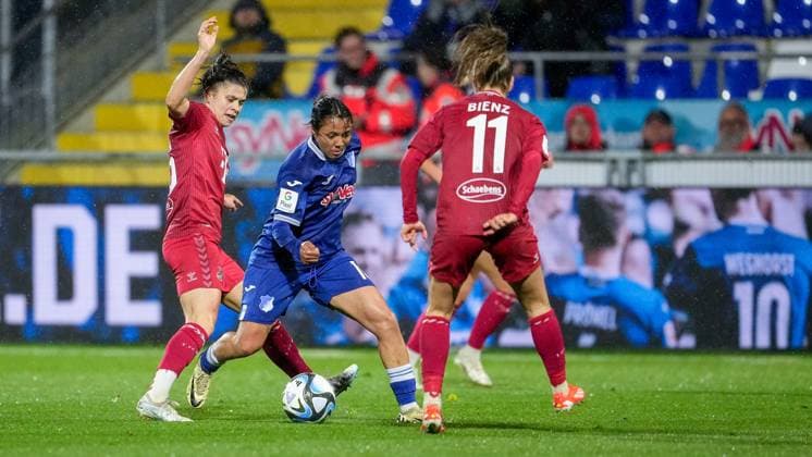 v li Martyna Wiankowska Cologne, 26 , Gia Corley TSG, 10 , Alena Bienz Cologne, 11 , duel, duel scene, duel, tackle, tackling, dynamics, action, action, 15 04 2024, Sinsheim Hoffenheim Germany , Football, Google Pixel Women Bundesliga, TSG 1899 Hoffenheim 1 FC Köln, DFB DFL REGULATIONS PROHIBIT ANY USE OF PHOTOGRAPHS AS IMAGE SEQUENCES AND OR QUASI VIDEO xozx