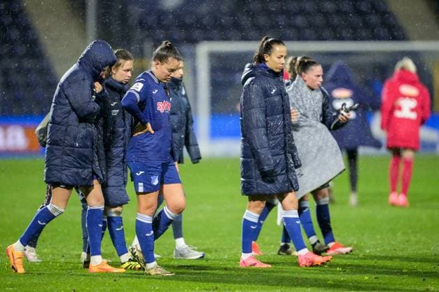 TSG 1899 Hoffenheim players, disappointed about the draw, only draw, disappointment after the final whistle, highlight, point loss, frustration, disappointed, pessimistic, 15 04 2024, Sinsheim Hoffenheim Germany , Football, Google Pixel Women Bundesliga, TSG 1899 Hoffenheim 1 FC Köln, DFB DFL REGULATIONS PROHIBIT ANY USE OF PHOTOGRAPHS AS IMAGE SEQUENCES AND OR QUASI VIDEO xozx