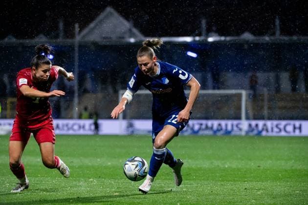 Sarai Linder TSG Hoffenheim, 22 in duel with MartynÄÖ Wiankowska FC Koeln, 26 , GER, TSG 1899 Hoffenheim vs FC Koeln, Football Google Pixel Womens Bundesliga, Matchday 18, Season 2023 2024, 15 04 2024 DFB regulations prohibit any use of photographs as image sequences and or quasi video GER, TSG 1899 Hoffenheim vs FC Koeln, Football Google Pixel Womens Bundesliga, Matchday 18, Season 2023 2024, 15 04 2024 Hoffenheim Copyright: xEibner-Pressefoto Memmlerx EP_MMR