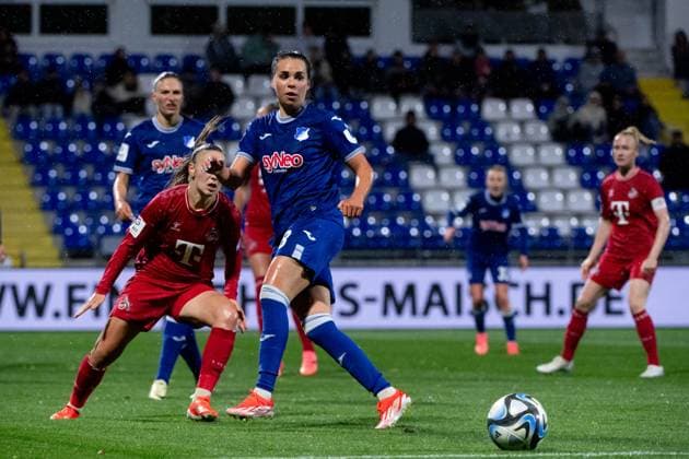 Julia Hickelsberger TSG Hoffenheim, 18 on the ball, GER, TSG 1899 Hoffenheim vs FC Koeln, Football Google Pixel Frauen Bundesliga, 18 Spieltag, Saison 2023 2024, 15 04 2024 DFB regulations prohibit any use of photographs as image sequences and or quasi video GER, TSG 1899 Hoffenheim vs FC Koeln, Football Google Pixel Frauen Bundesliga, 18 Spieltag, Saison 2023 2024, 15 04 2024 Hoffenheim Copyright: xEibner-Pressefoto Memmlerx EP_MMR