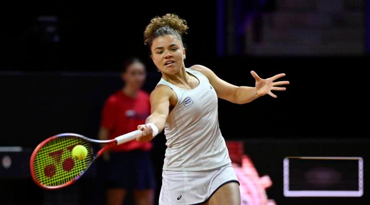 Jasmine Paolini ITA Action Tennis Ladies Porsche Cup Porsche Tennis Grand Prix GP Stuttgart 2024 Porsche Arena 16 04 2024 DFL REGULATIONS PROHIBIT ANY USE OF PHOTOGRAPHS AS IMAGE SEQUENCES AND OR QUASI VIDEO Porsche Tennis Grand Prix GP Stuttgart 2024