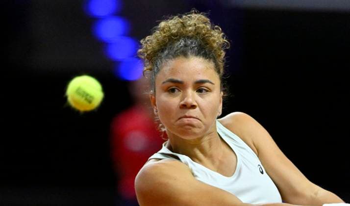Jasmine Paolini ITA Action Tennis Ladies Porsche Cup Porsche Tennis Grand Prix GP Stuttgart 2024 Porsche Arena 16 04 2024 DFL REGULATIONS PROHIBIT ANY USE OF PHOTOGRAPHS AS IMAGE SEQUENCES AND OR QUASI VIDEO Porsche Tennis Grand Prix GP Stuttgart 2024