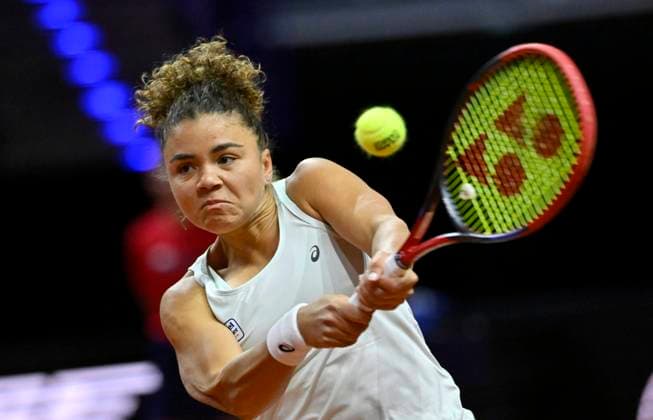Jasmine Paolini ITA Action Tennis Ladies Porsche Cup Porsche Tennis Grand Prix GP Stuttgart 2024 Porsche Arena 16 04 2024 DFL REGULATIONS PROHIBIT ANY USE OF PHOTOGRAPHS AS IMAGE SEQUENCES AND OR QUASI VIDEO Porsche Tennis Grand Prix GP Stuttgart 2024