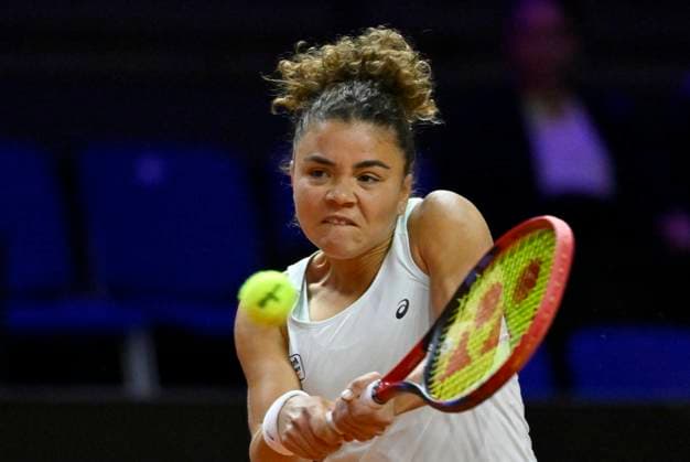 Jasmine Paolini ITA Action Tennis Ladies Porsche Cup Porsche Tennis Grand Prix GP Stuttgart 2024 Porsche Arena 16 04 2024 DFL REGULATIONS PROHIBIT ANY USE OF PHOTOGRAPHS AS IMAGE SEQUENCES AND OR QUASI VIDEO Porsche Tennis Grand Prix GP Stuttgart 2024