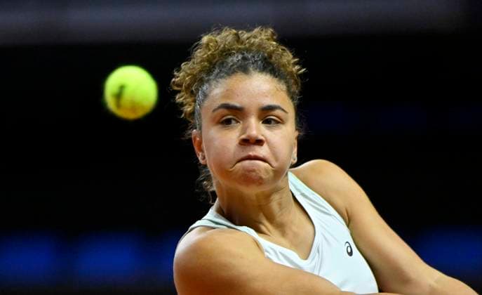 Jasmine Paolini ITA Action Tennis Ladies Porsche Cup Porsche Tennis Grand Prix GP Stuttgart 2024 Porsche Arena 16 04 2024 DFL REGULATIONS PROHIBIT ANY USE OF PHOTOGRAPHS AS IMAGE SEQUENCES AND OR QUASI VIDEO Porsche Tennis Grand Prix GP Stuttgart 2024