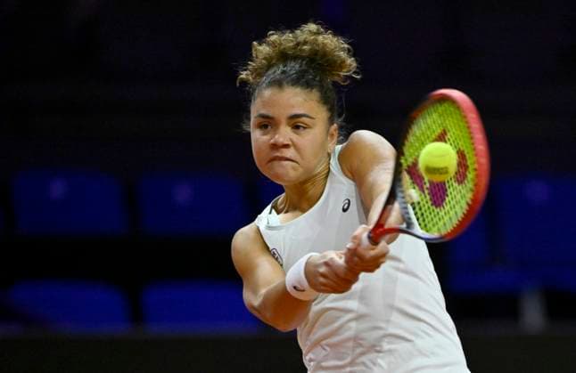 Jasmine Paolini ITA Action Tennis Ladies Porsche Cup Porsche Tennis Grand Prix GP Stuttgart 2024 Porsche Arena 16 04 2024 DFL REGULATIONS PROHIBIT ANY USE OF PHOTOGRAPHS AS IMAGE SEQUENCES AND OR QUASI VIDEO Porsche Tennis Grand Prix GP Stuttgart 2024