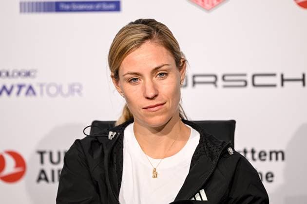 16 04 2024, Stuttgart, Germany, Porsche Arena, Porsche Tennis Grand Prix Stuttgart 2024 Day 2, Angelique Kerber Schaut Foto H Langer Stuttgart Porsche Arena Germany 541_PORSCH20240416_001 Langer-541
