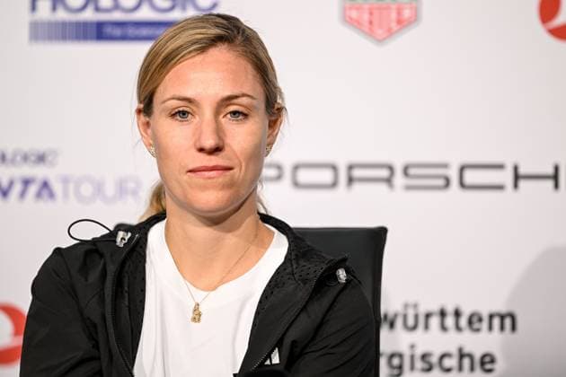 16 04 2024, Stuttgart, Germany, Porsche Arena, Porsche Tennis Grand Prix Stuttgart 2024 Day 2, Angelique Kerber Schaut Foto H Langer Stuttgart Porsche Arena Germany 541_PORSCH20240416_003 Langer-541