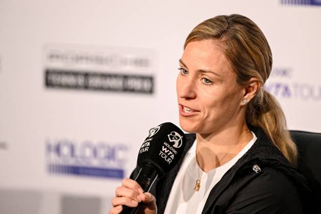 16 04 2024, Stuttgart, Germany, Porsche Arena, Porsche Tennis Grand Prix Stuttgart 2024 Day 2, Angelique Kerber Schaut Foto H Langer Stuttgart Porsche Arena Germany 541_PORSCH20240416_004 Langer-541
