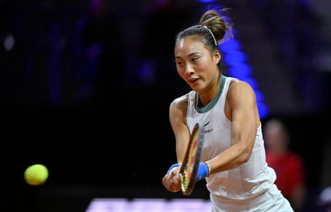 Qinwen Zheng CHN Action Tennis Ladies Porsche Cup Porsche Tennis Grand Prix GP Stuttgart 2024 Porsche Arena 16 04 2024 DFL REGULATIONS PROHIBIT ANY USE OF PHOTOGRAPHS AS IMAGE SEQUENCES AND OR QUASI VIDEO Porsche Tennis Grand Prix GP Stuttgart 2024