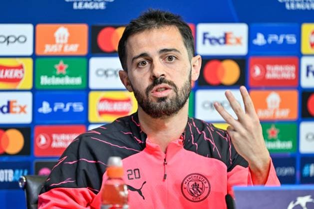 Manchester City Champions League press conference, PK, Pressekonferenz Bernardo Silva of Manchester City gestures with 3 fingers during the Manchester City Champions League press Conference at Joie Stadium, Manchester, United Kingdom, 16th April 2024 (Photo by Cody Froggatt News Images) Copyright: xCodyxFroggatt NewsxImagesx