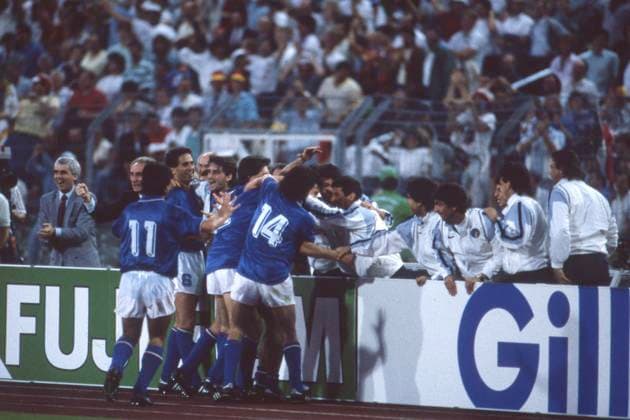 The Italian players cheer after the goal to 1 0 by Gianluca VIALLI, cheer, cheer, joy, cheers, Italy ITA Spain ESP 1 0, Soccer EURO 1988 in Germany, 14 06 1988 at the Waldstadion Frankfurt, Â