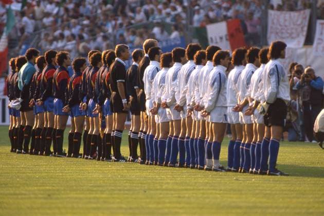 The teams of Spain on the left and Italy during the national anthems, seen from behind, general, feature, border motif, symbol photo Italy ITA Spain ESP 1 0, European Football Championship EURO 1988 in Germany, 14 06 1988 in the Waldstadion Frankfurt, Â