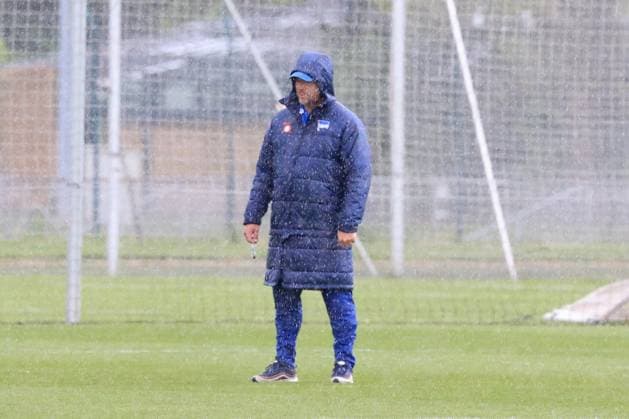 DEU, DFL, 2 FBL Hertha BSC, Training, 16 04 2024, Sportforum, Berlin, DEU, DFL, 2 FBL Hertha BSC, Training, im Bild Cheftrainer Pal Dardai Hertha BSC Berlin , Regen, Hagel DFL regulations prohibit any use of Photographs as image sequences and or quasi video Foto Juergen Engler nordphoto GmbH nordphotoxGmbHx xEngler nph00076