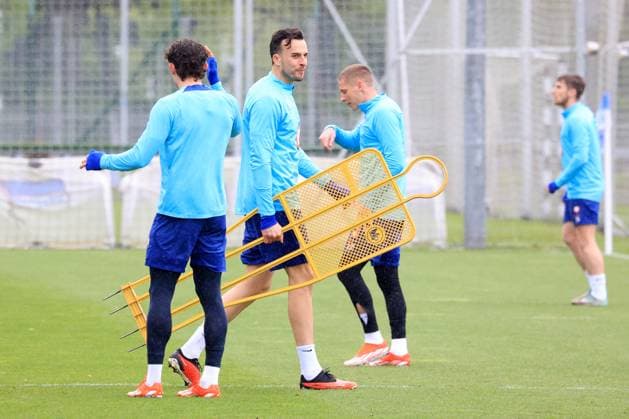 DEU, DFL, 2 FBL Hertha BSC, Training, 16 04 2024, Sportforum, Berlin, DEU, DFL, 2 FBL Hertha BSC, Training, in the picture Haris Tabakovic Hertha BSC Berlin 25 , Fabian Reese Hertha BSC Berlin 11 , Palko Dardai Hertha BSC Berlin 27 DFL regulations prohibit any use of Photographs as image sequences and or quasi video Foto Juergen Engler nordphoto GmbH nordphotoxGmbHx xEngler nph00076
