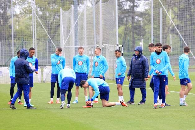 DEU, DFL, 2 FBL Hertha BSC, Training, 16 04 2024, Sportforum, Berlin, DEU, DFL, 2 FBL Hertha BSC, Training, im Bild Cheftrainer Pal Dardai Hertha BSC Berlin , Hertha Spielerkreis DFL regulations prohibit any use of Photographs as image sequences and or quasi video Foto Juergen Engler nordphoto GmbH nordphotoxGmbHx xEngler nph00076