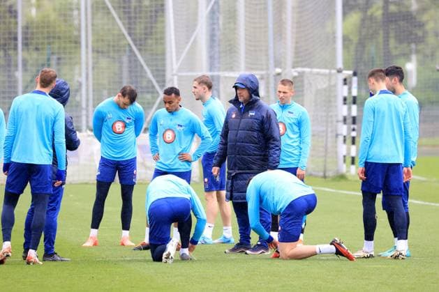 DEU, DFL, 2 FBL Hertha BSC, Training, 16 04 2024, Sportforum, Berlin, DEU, DFL, 2 FBL Hertha BSC, Training, im Bild Cheftrainer Pal Dardai Hertha BSC Berlin , Hertha Spielerkreis DFL regulations prohibit any use of Photographs as image sequences and or quasi video Foto Juergen Engler nordphoto GmbH nordphotoxGmbHx xEngler nph00076