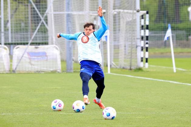 DEU, DFL, 2 FBL Hertha BSC, Training, 16 04 2024, Sportforum, Berlin, DEU, DFL, 2 FBL Hertha BSC, Training, in the picture Fabian Reese Hertha BSC Berlin 11 DFL regulations prohibit any use of Photographs as image sequences and or quasi video Foto Juergen Engler nordphoto GmbH nordphotoxGmbHx xEngler nph00076