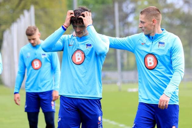 DEU, DFL, 2 FBL Hertha BSC, Training, 16 04 2024, Sportforum, Berlin, DEU, DFL, 2 FBL Hertha BSC, Training, in the picture Fabian Reese Hertha BSC Berlin 11 , Palko Dardai Hertha BSC Berlin 27 DFL regulations prohibit any use of Photographs as image sequences and or quasi video Foto Juergen Engler nordphoto GmbH nordphotoxGmbHx xEngler nph00076