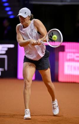 Iga Swiatek POL Action Training Tennis Ladies Porsche Cup Porsche Tennis Grand Prix GP Stuttgart 2024 Porsche Arena 16 04 2024 DFL REGULATIONS PROHIBIT ANY USE OF PHOTOGRAPHS AS IMAGE SEQUENCES AND OR QUASI VIDEO Porsche Tennis Grand Prix GP Stuttgart 2024