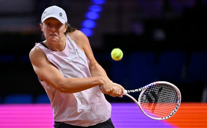Iga Swiatek POL Action Training Tennis Ladies Porsche Cup Porsche Tennis Grand Prix GP Stuttgart 2024 Porsche Arena 16 04 2024 DFL REGULATIONS PROHIBIT ANY USE OF PHOTOGRAPHS AS IMAGE SEQUENCES AND OR QUASI VIDEO Porsche Tennis Grand Prix GP Stuttgart 2024