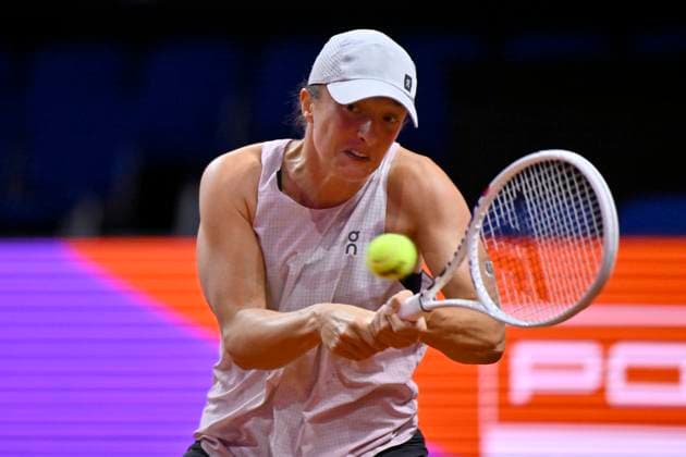 Iga Swiatek POL Action Training Tennis Ladies Porsche Cup Porsche Tennis Grand Prix GP Stuttgart 2024 Porsche Arena 16 04 2024 DFL REGULATIONS PROHIBIT ANY USE OF PHOTOGRAPHS AS IMAGE SEQUENCES AND OR QUASI VIDEO Porsche Tennis Grand Prix GP Stuttgart 2024