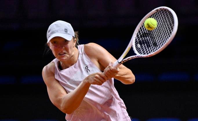 Iga Swiatek POL Training Gesture Gesture Tennis Ladies Porsche Cup Porsche Tennis Grand Prix GP Stuttgart 2024 Porsche Arena 16 04 2024 DFL REGULATIONS PROHIBIT ANY USE OF PHOTOGRAPHS AS IMAGE SEQUENCES AND OR QUASI VIDEO Porsche Tennis Grand Prix GP Stuttgart 2024