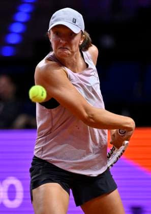 Iga Swiatek POL Training Gesture Gesture Tennis Ladies Porsche Cup Porsche Tennis Grand Prix GP Stuttgart 2024 Porsche Arena 16 04 2024 DFL REGULATIONS PROHIBIT ANY USE OF PHOTOGRAPHS AS IMAGE SEQUENCES AND OR QUASI VIDEO Porsche Tennis Grand Prix GP Stuttgart 2024