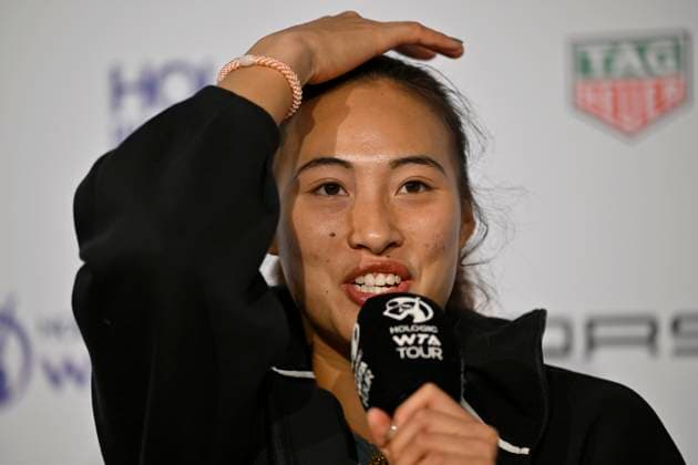 Qinwen Zheng CHN in interview Microphone Micro Logo Gesture Gesture Tennis Ladies Porsche Cup Porsche Tennis Grand Prix GP Stuttgart 2024 Porsche Arena 16 04 2024 DFL REGULATIONS PROHIBIT ANY USE OF PHOTOGRAPHS AS IMAGE SEQUENCES AND OR QUASI VIDEO Porsche Tennis Grand Prix GP Stuttgart 2024