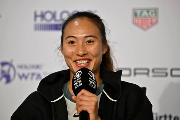 Qinwen Zheng CHN in interview Microphone Micro Logo Tennis Ladies Porsche Cup Porsche Tennis Grand Prix GP Stuttgart 2024 Porsche Arena 16 04 2024 DFL REGULATIONS PROHIBIT ANY USE OF PHOTOGRAPHS AS IMAGE SEQUENCES AND OR QUASI VIDEO Porsche Tennis Grand Prix GP Stuttgart 2024