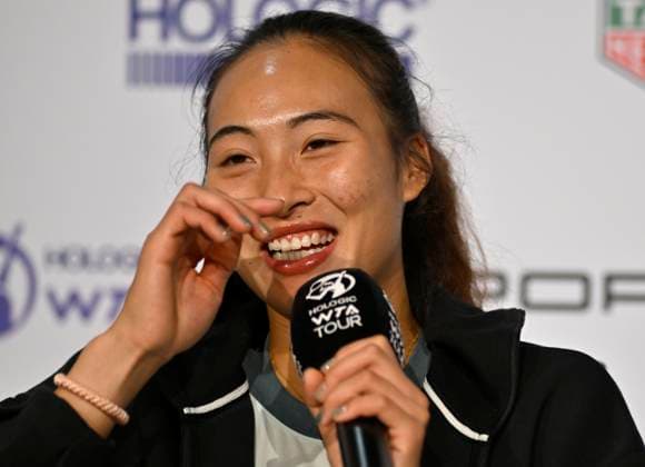 Qinwen Zheng CHN in interview Microphone Micro Logo Gesture Gesture Tennis Ladies Porsche Cup Porsche Tennis Grand Prix GP Stuttgart 2024 Porsche Arena 16 04 2024 DFL REGULATIONS PROHIBIT ANY USE OF PHOTOGRAPHS AS IMAGE SEQUENCES AND OR QUASI VIDEO Porsche Tennis Grand Prix GP Stuttgart 2024
