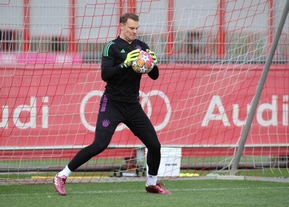 Munich, Germany 16 April 2024 Football, Men, 2023 2024 season, FC Bayern Munich, Säbener Strasse, training ground, final training session, Champions League Manuel Neuer FC Bayern Munich catches a ball, parade, catch safely