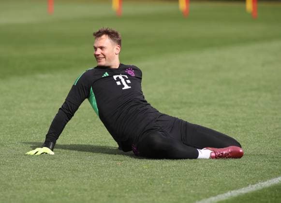 Munich, Germany 16 April 2024 Football, Men, 2023 2024 season, FC Bayern Munich, Säbener Strasse, training ground, final training session, Champions League Manuel Neuer FC Bayern Munich sits on the training pitch looking back, smiling, looking